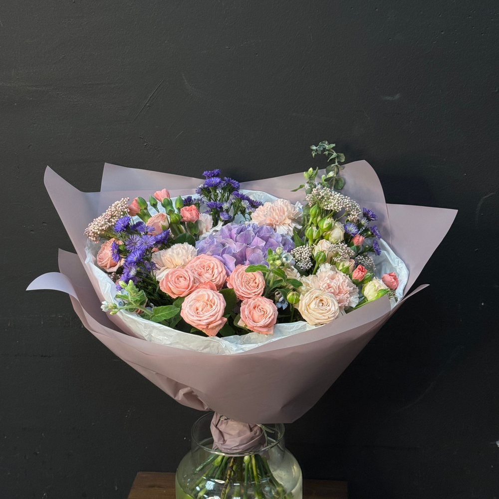 Букет из сиреневой гортензии, кустовых роз и астр