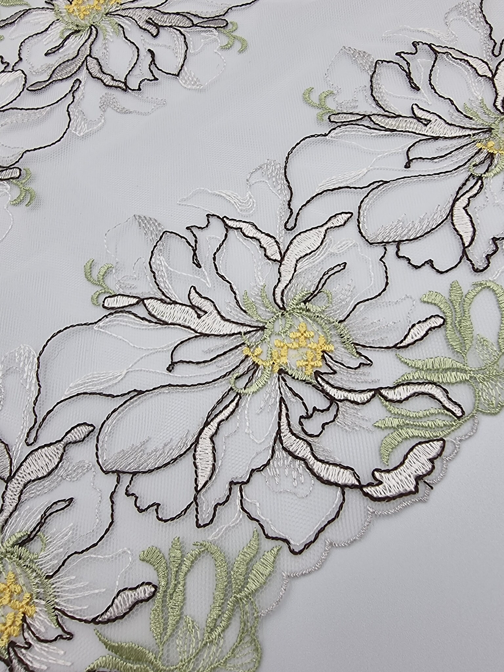 Вышивка на сетке молочный/зеленый К777