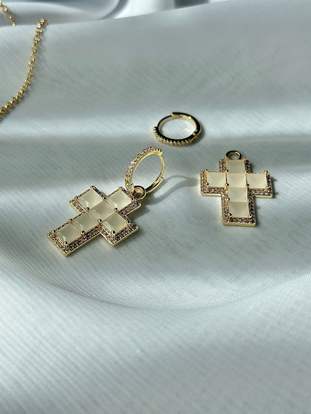 Серьги широкие кресты с кристаллами, оттенок беж, фурнитура золото