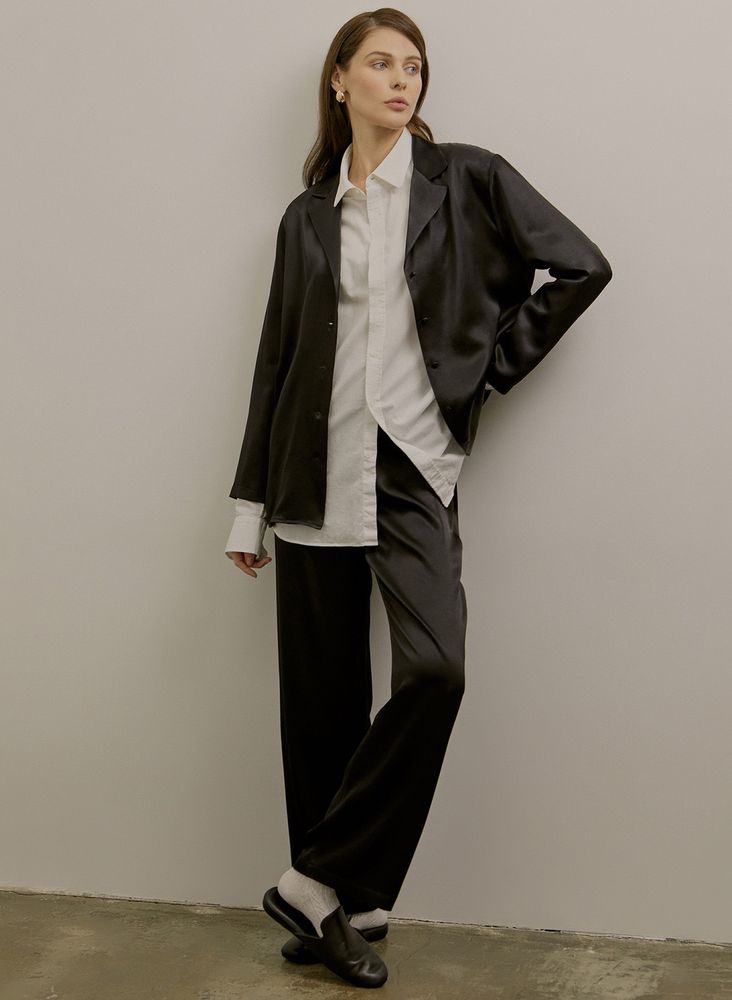 С чем сочетать женские брюки в бельевом стиле в офисных образах