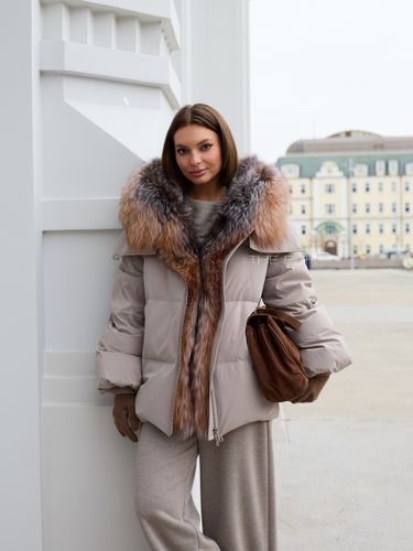 Бежевый пуховик с оторочкой из меха енота