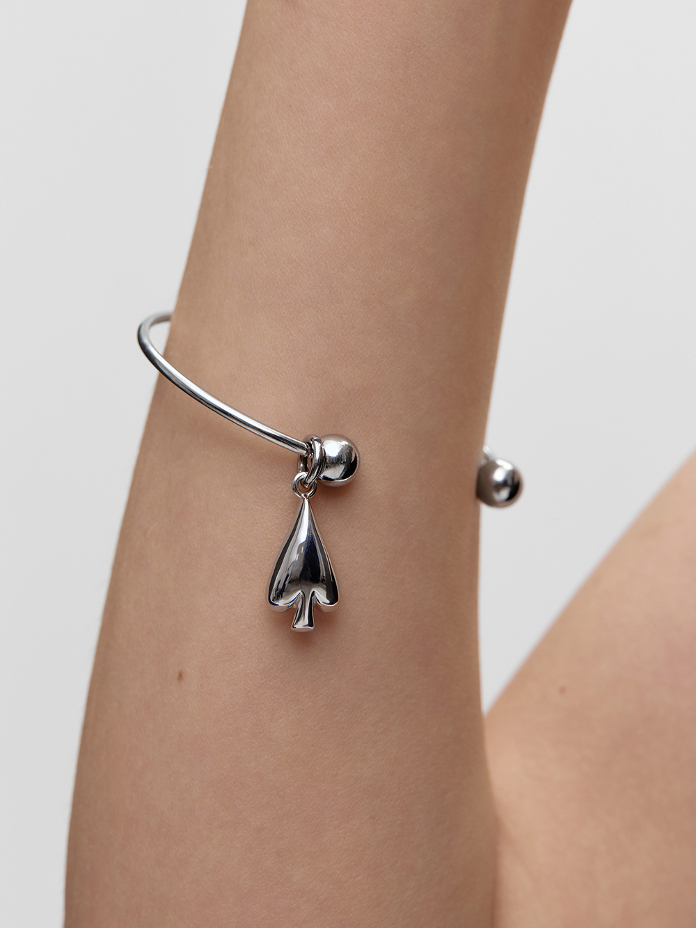 БРАСЛЕТ С ПОДВЕСКОЙ "SPADE".