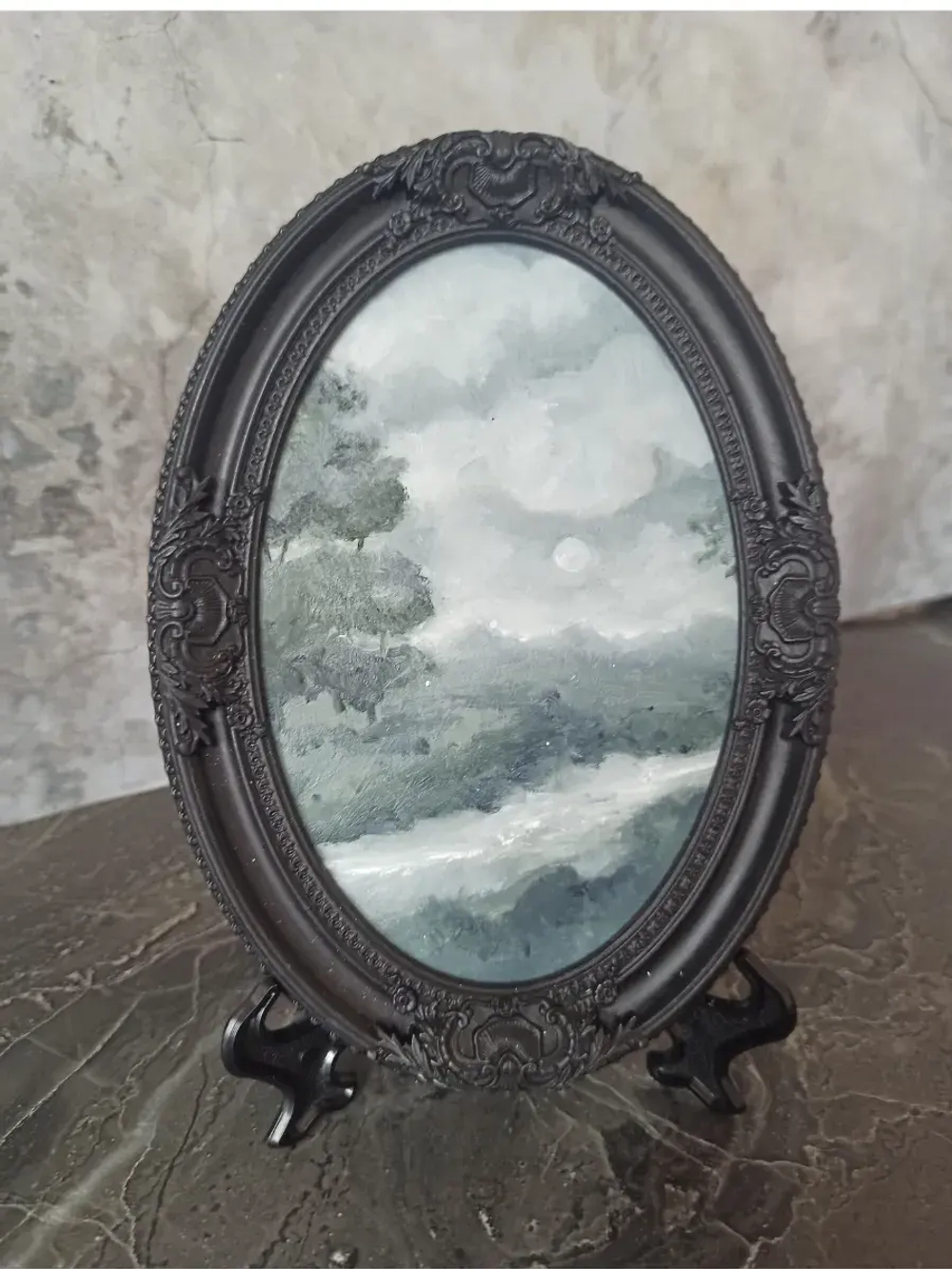 Картина в овальной рамке