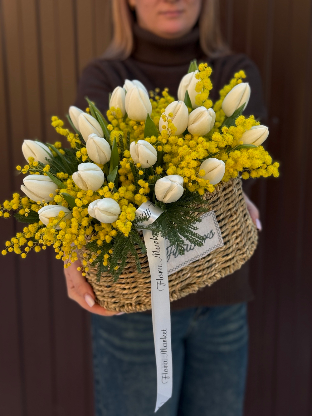 Весенняя корейская корзина из белых тюльпанов и ароматной мимозы от Флора Маркет
