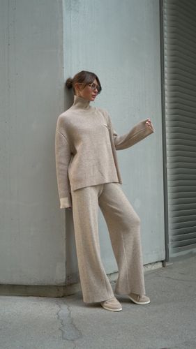 Женский трикотажный костюм бежевого цвета