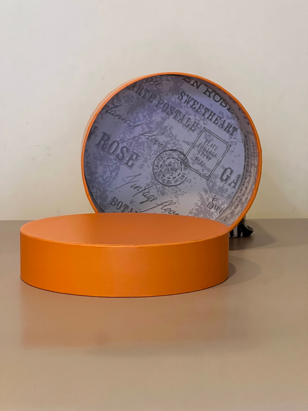 Короткая круглая коробка 20 см.  Цвет: оранжевый . Розница 300 рублей .