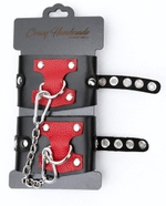 Черные наручники с красным декором и заклепками