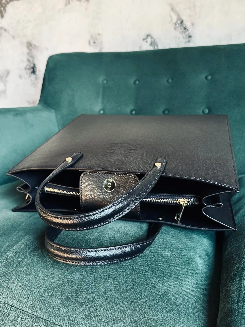 Женская черная форматная сумка из натуральной кожи "Сафьяно"