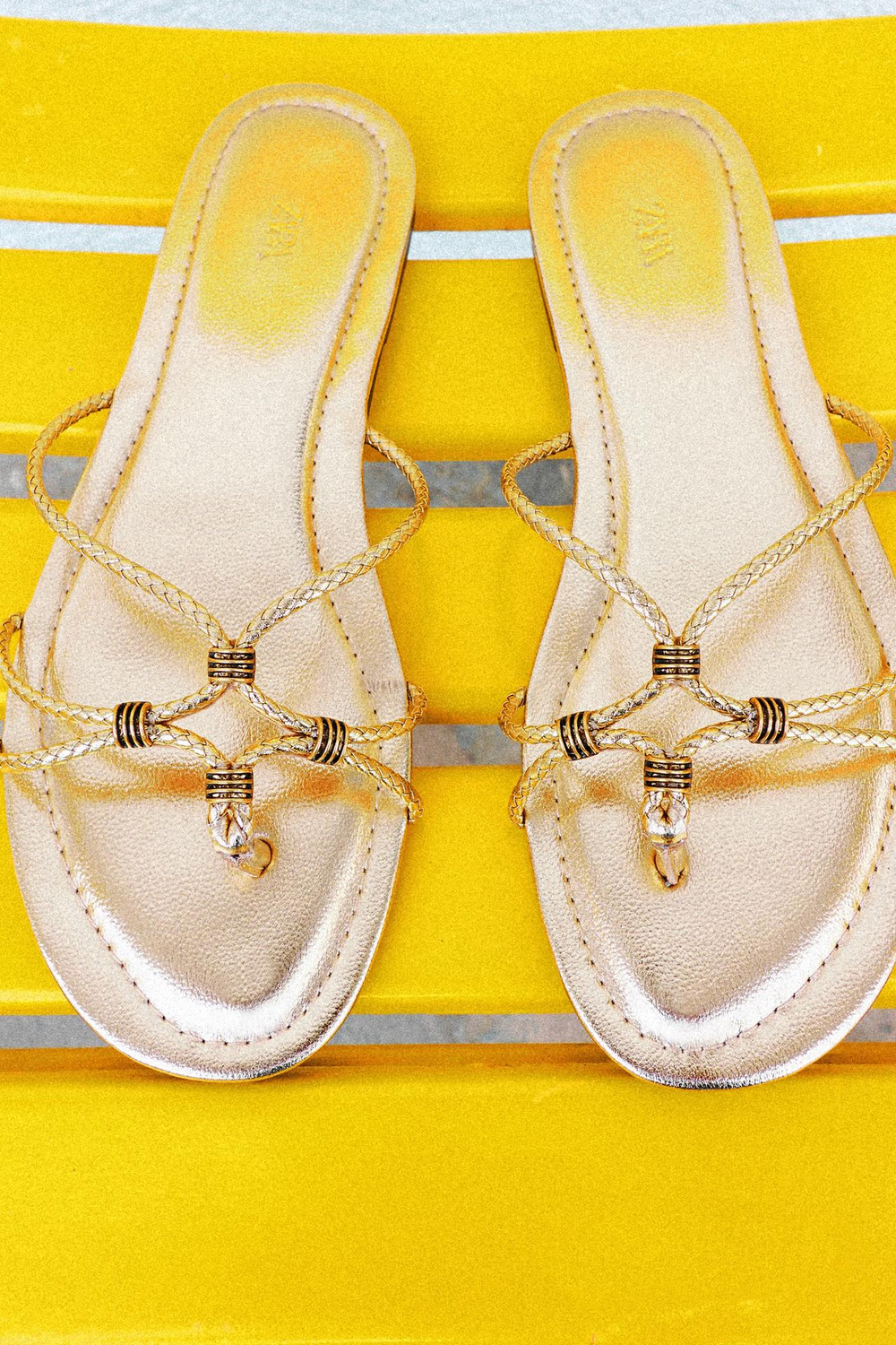 ZARA ПЛЕТЕНЫЕ САНДАЛИИ С МЕТАЛЛИЧЕСКИМ БЛЕСКОМ, ЗОЛОТИСТЫЙ