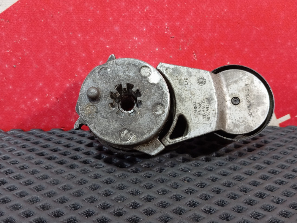 Ролик-натяжитель