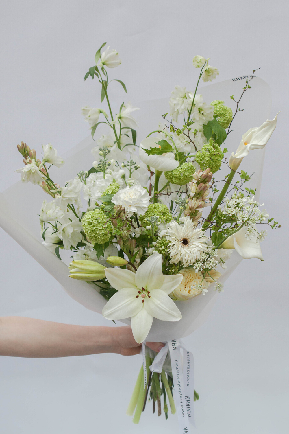 Нежный букет с лилией ко дню матери