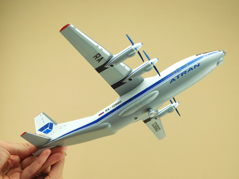 Модель самолета Ан-12 (М1:100, Атран)