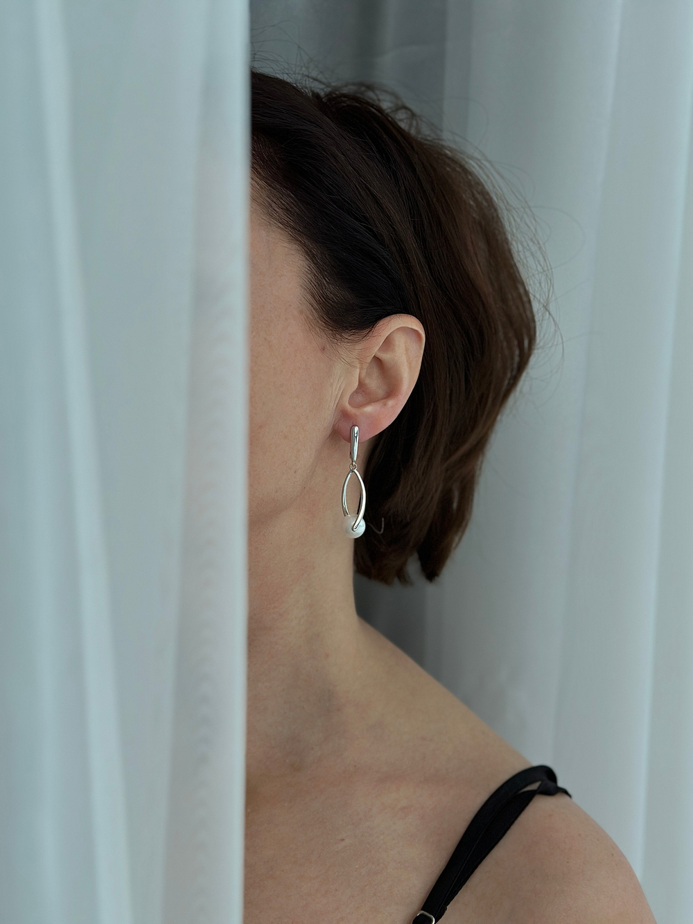 Серьги треугольник с белой жемчужиной, оттенок серебро