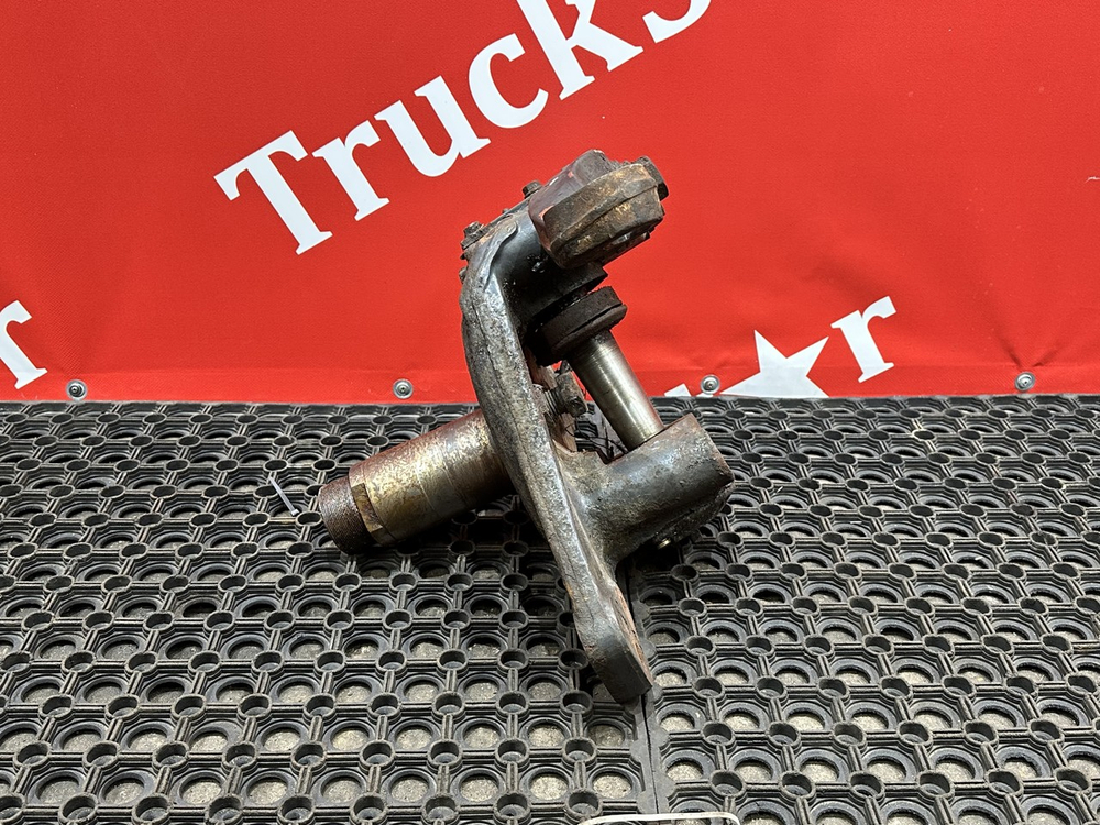 Кулак поворотный правый