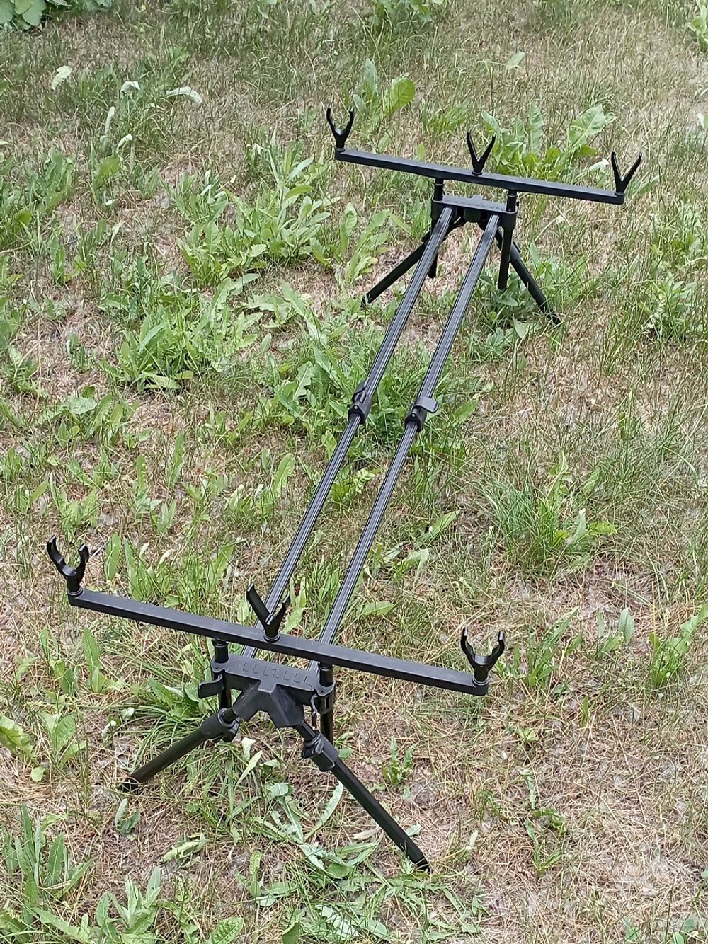 Под для рыбалки Jin Tai ,род-под для удилищ, держатель для удочек, подставка для 3 удилищ. "Ушки" на резьбе.