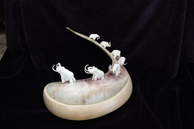 Семь мамонтов на большом роге, композиция