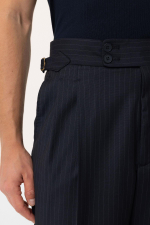 Синий классический костюм двубортный в тонкую полоску