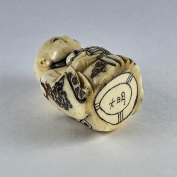 Статуэтка нэцкэ Мальчик Карако с рыбой на удачу