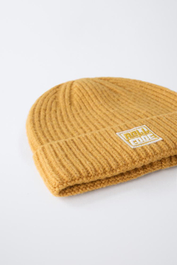 ZARA ТРИКОТАЖНАЯ ШАПКА С НАШИВКОЙ, ЖЕЛТЫЙ