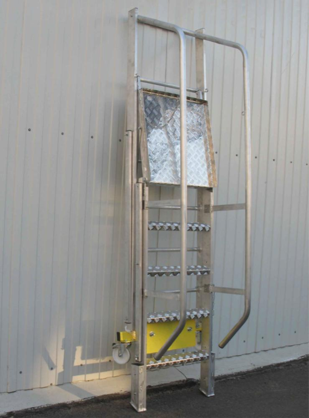 Лестница с платформой компактная MEGAL ЛСПК-3,30 (1,9)