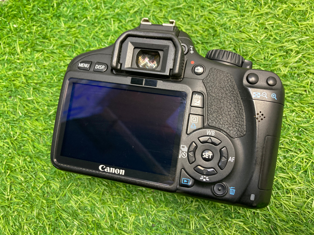 Canon 550D kit 18-55mm 3.5-5.6 IS (8.100 кадров)