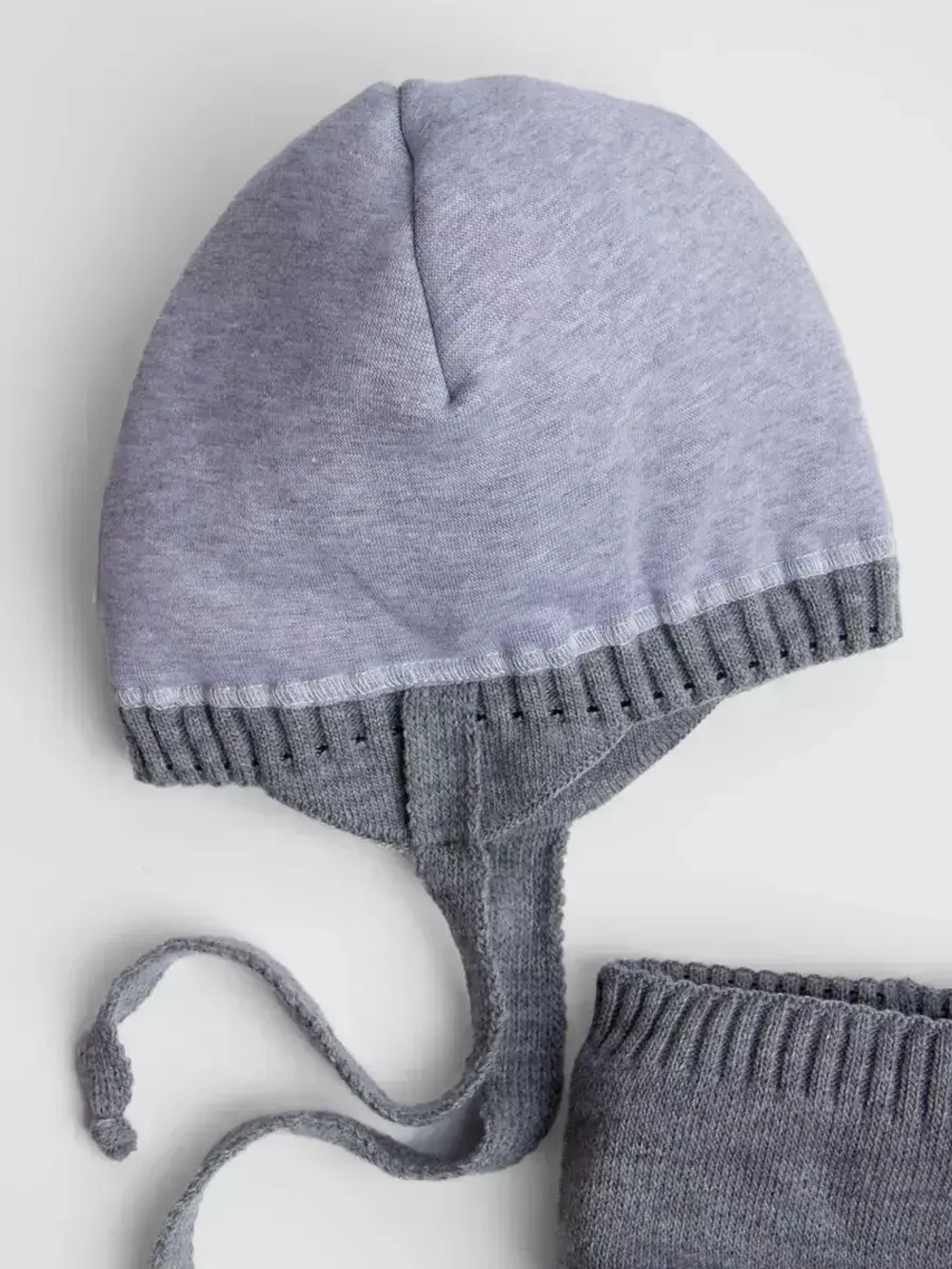 Шапка зимняя для мальчика на завязках и снуд