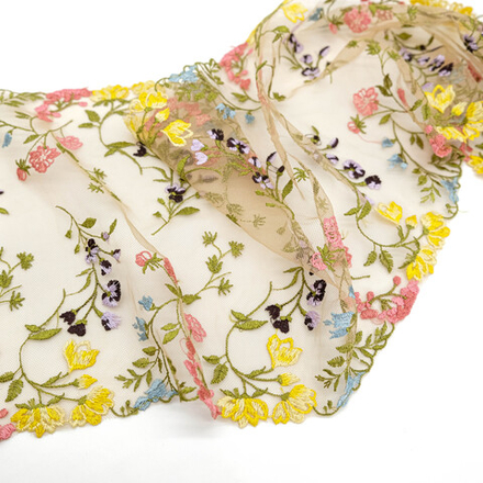 Вышивка на сетке ПОЛЕВЫЕ ЦВЕТЫ НА БЕЖЕВОМ, 23,5см