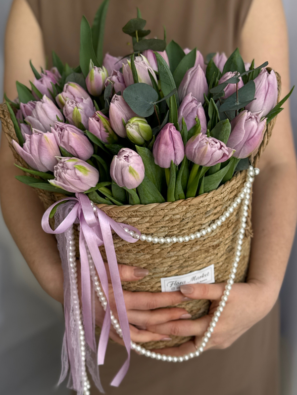 Пионовидные нежно-сиреневые тюльпаны и ароматный эвкалипт в элегантной корзине от Флора Маркет