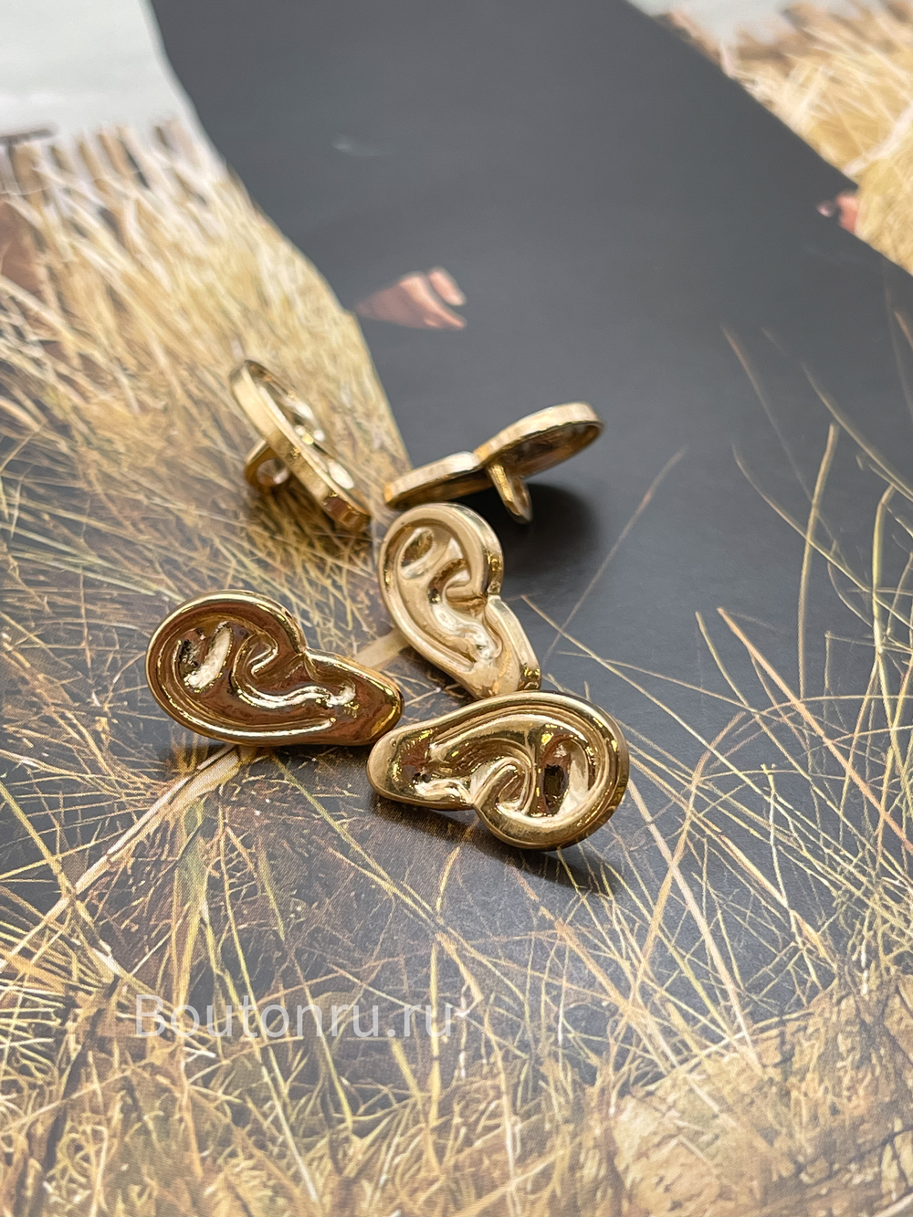 Пуговицы Скиапар. золотистые "Ухо"