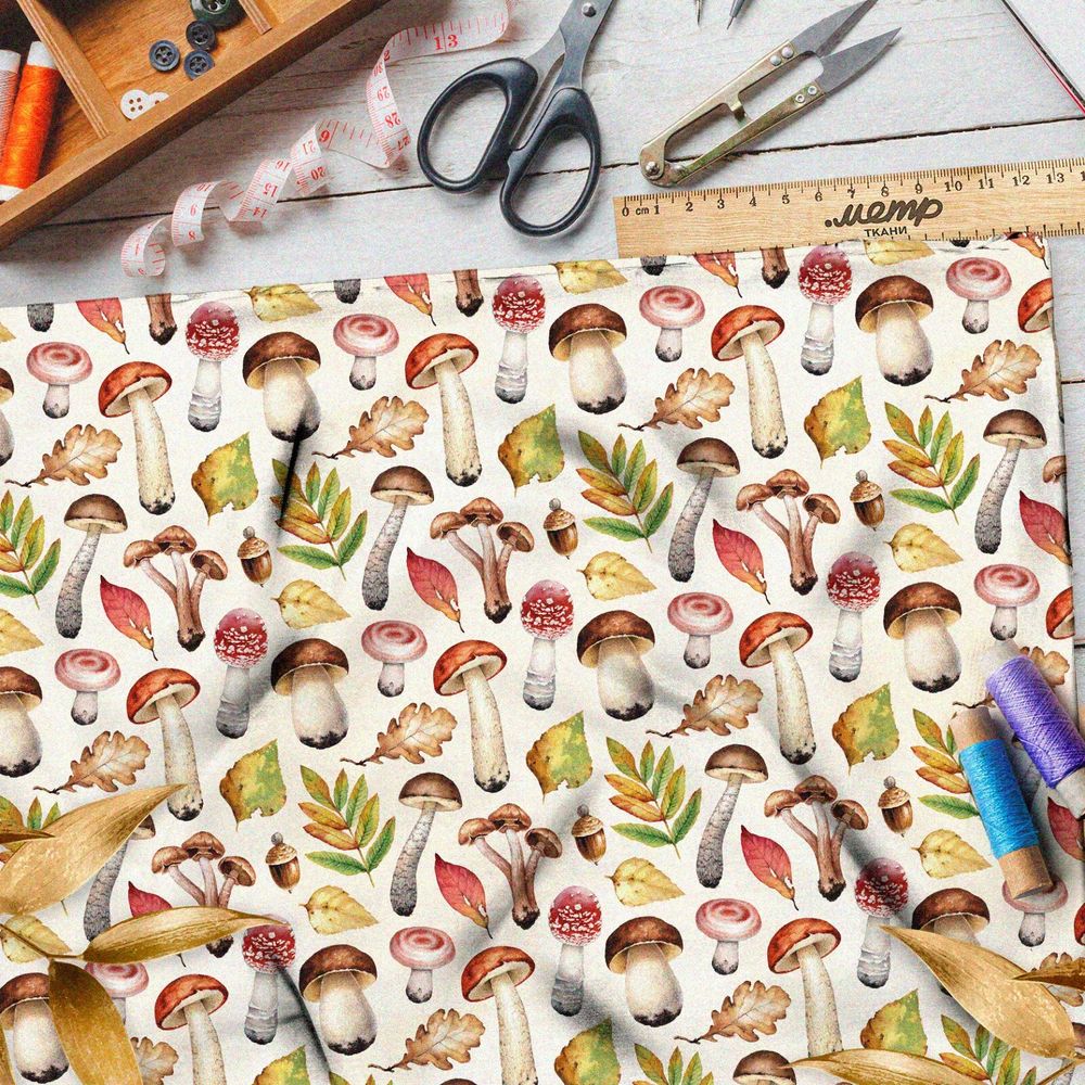 Ткань поплин лесные грибы и желтеющие листья на белом фоне