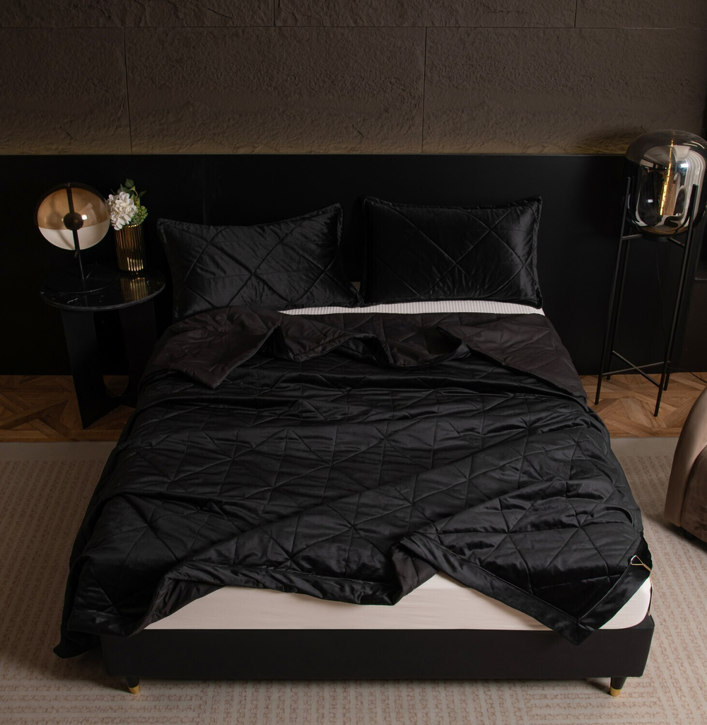 Велюровое покрывало в клетку и две наволочки OVL047