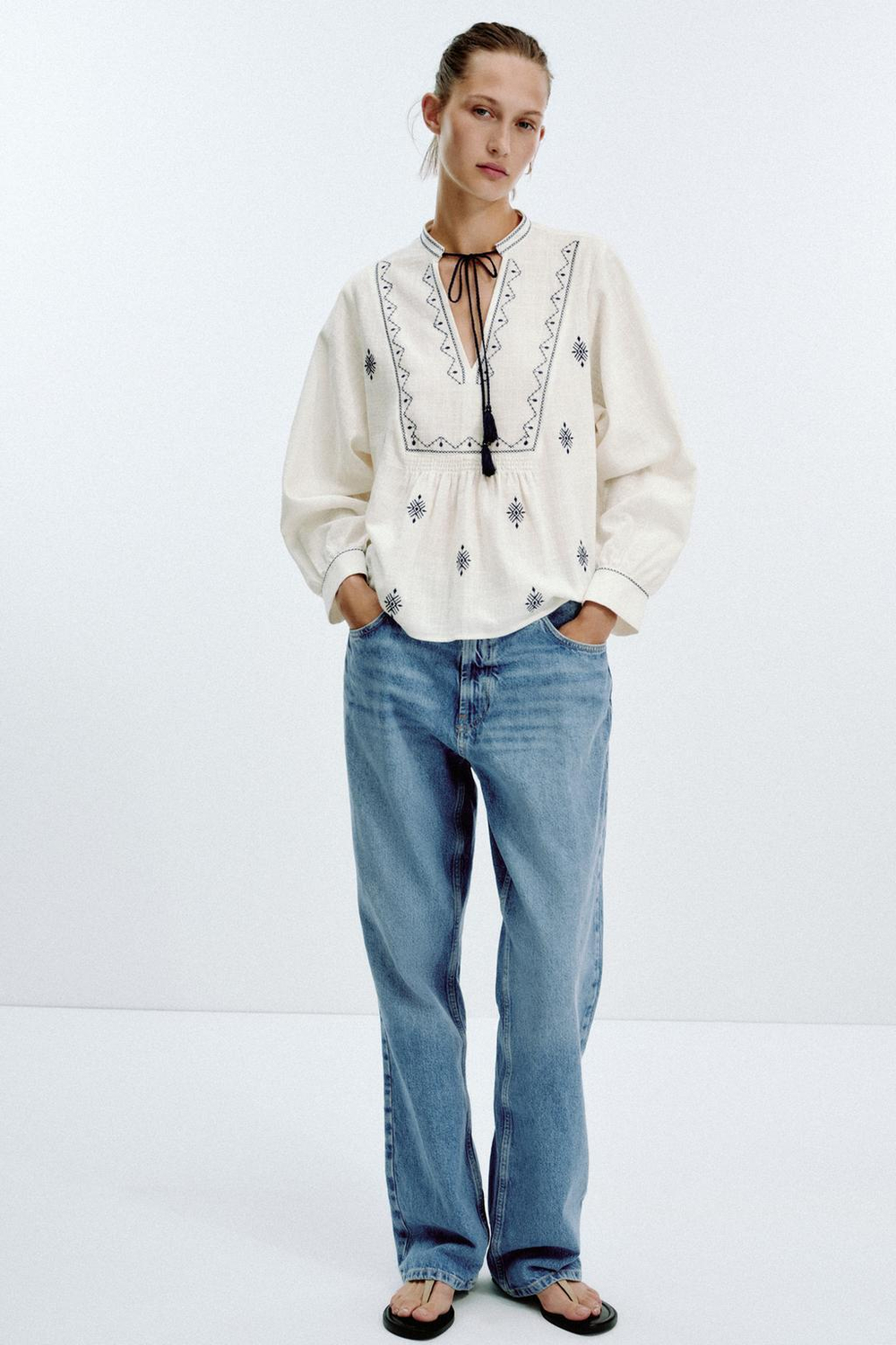 ZARA БЛУЗА В СТИЛЕ РУСТИК С ВЫШИВКОЙ, БЕЛЫЙ/МОРСКОЙ СИНИЙ