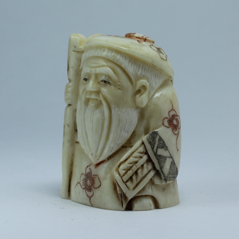 Нэцкэ Шоусин с посохом