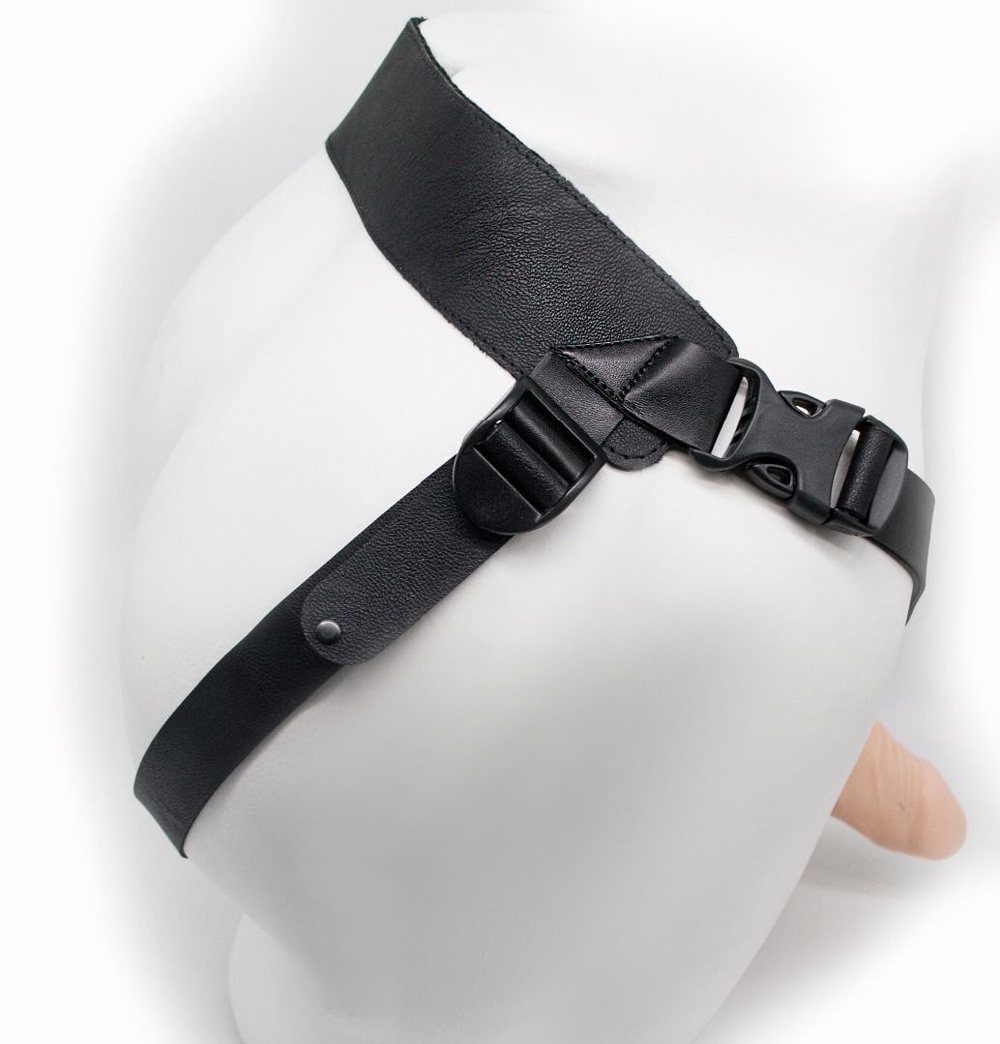 Пустотелый реалистичный фаллопротез на ремешках с заклепками - 15,5 см. (Цвет: телесный с черным)