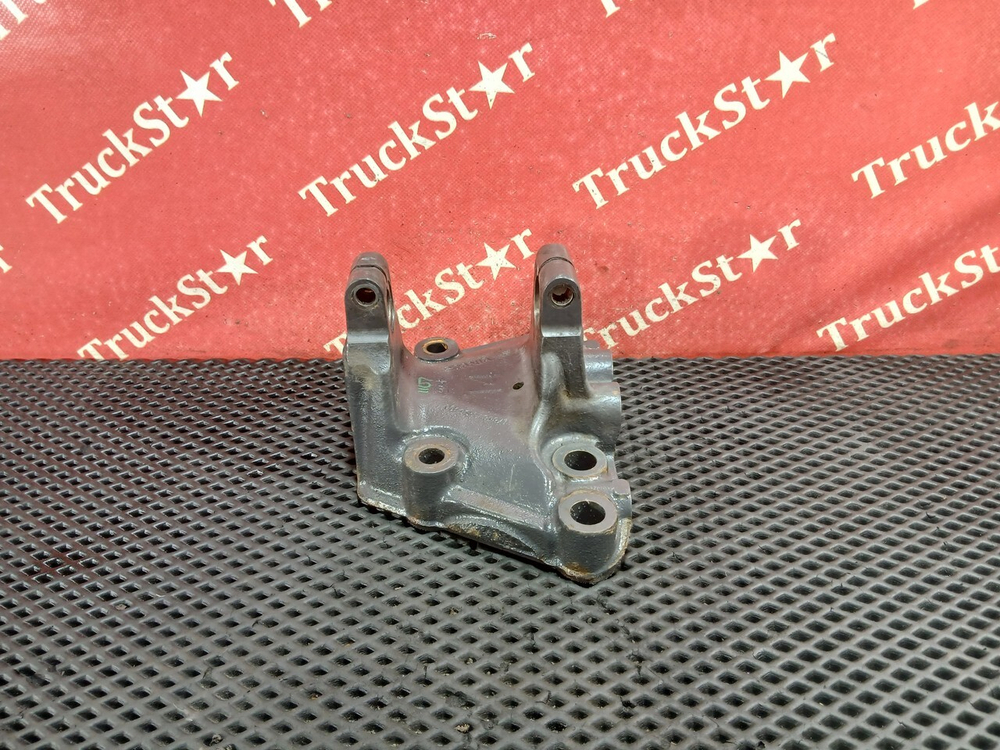 Кронштейн передней рессоры левый