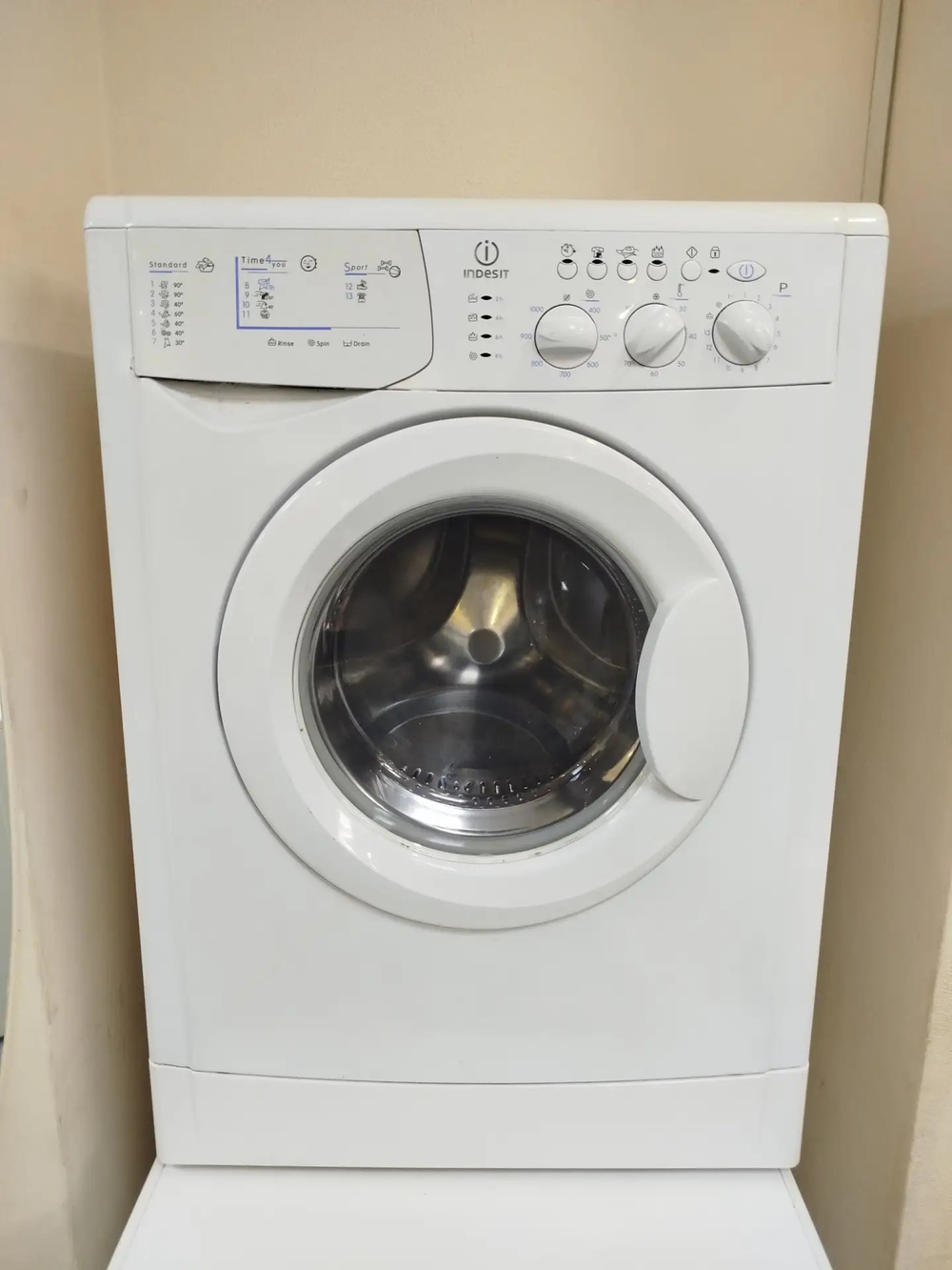 Стиральная машина Indesit wiu82 б/у фронтальная 3.5 кг до 800 об/мин
