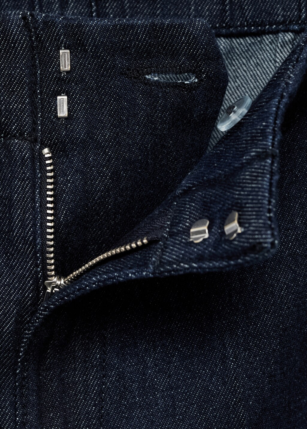 Джинсы с широкими штанинами и высокой посадкой