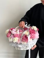 Цветочная корзина в розовых оттенках размер M