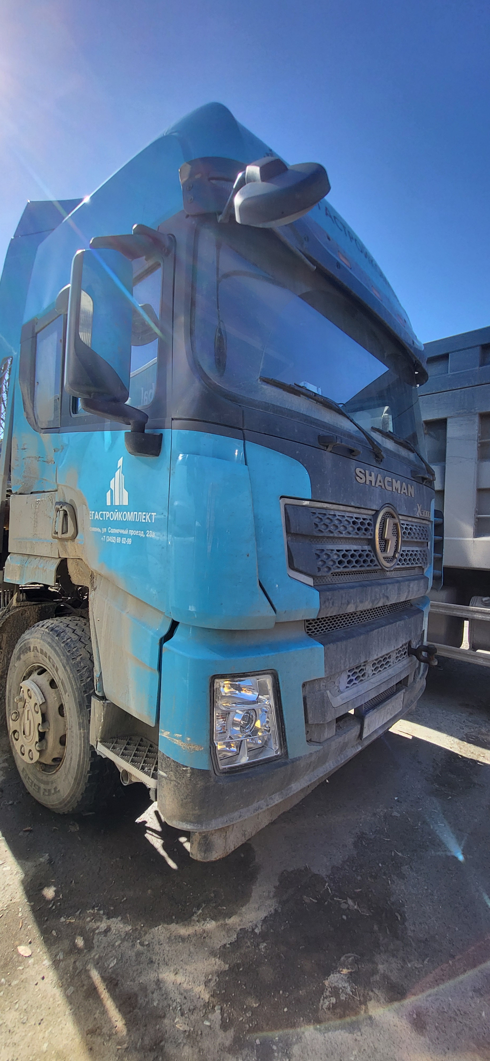 Shacman (Shaanxi) SX* 6x4 Седельный тягач SX42584W324C (Дизельный, 10,8 л, 441 л.с., МТ)