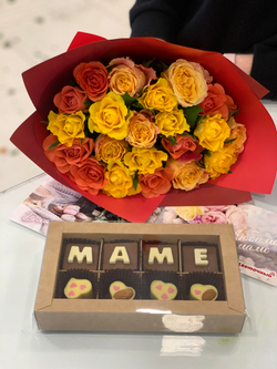 Подарочный набор 21 роза Кения 32см + конфеты "Маме"
