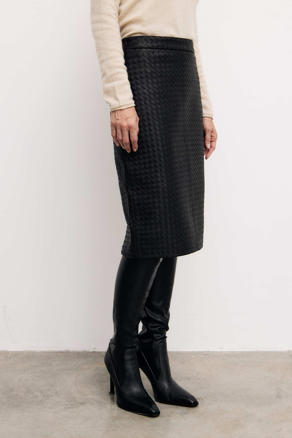 Skirt black color (wicker)