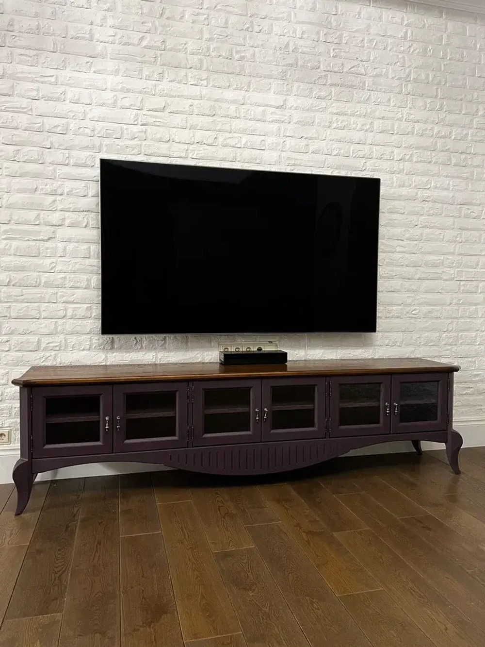 Деревянная тумба под телевизор со стеклянными дверцами