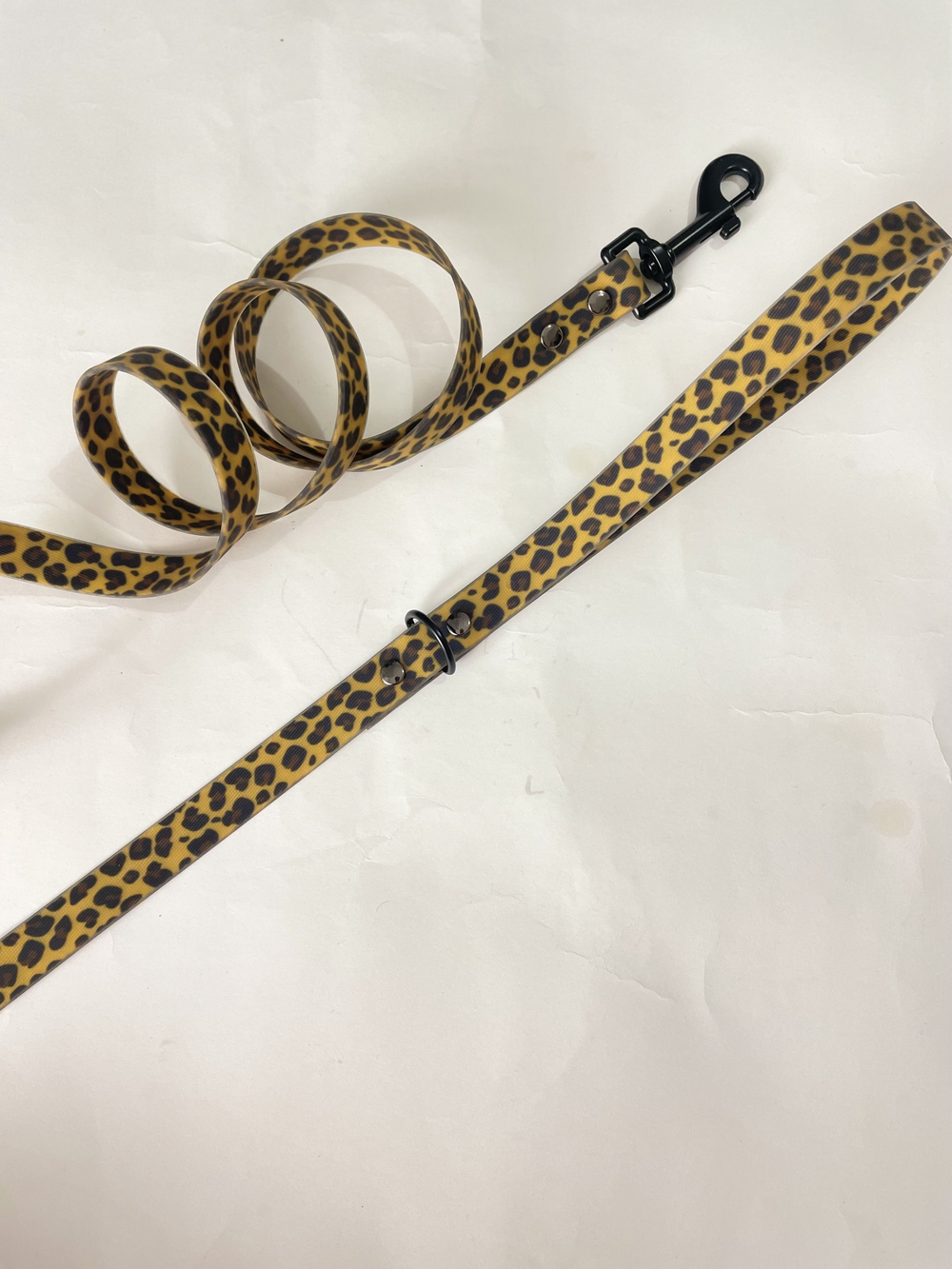 Поводок для собак из биотана 20 мм для собак средних и мелких пород леопард 20 мм, 7 м Yki too