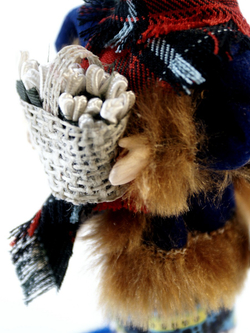 Кукла фарфоровая Девочка с корзиной подснежников