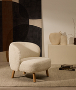 Кресло Ulit из белого букле с ножками из бука в натуральной отделке