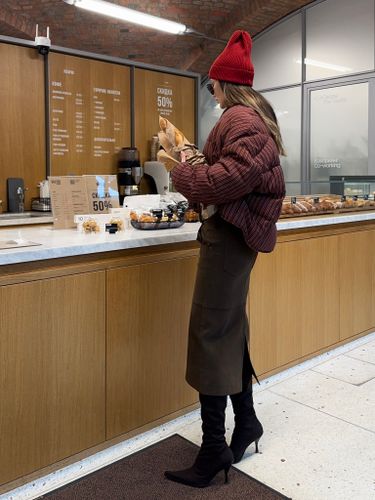 Утепленный бомбер бордового цвета в полоску