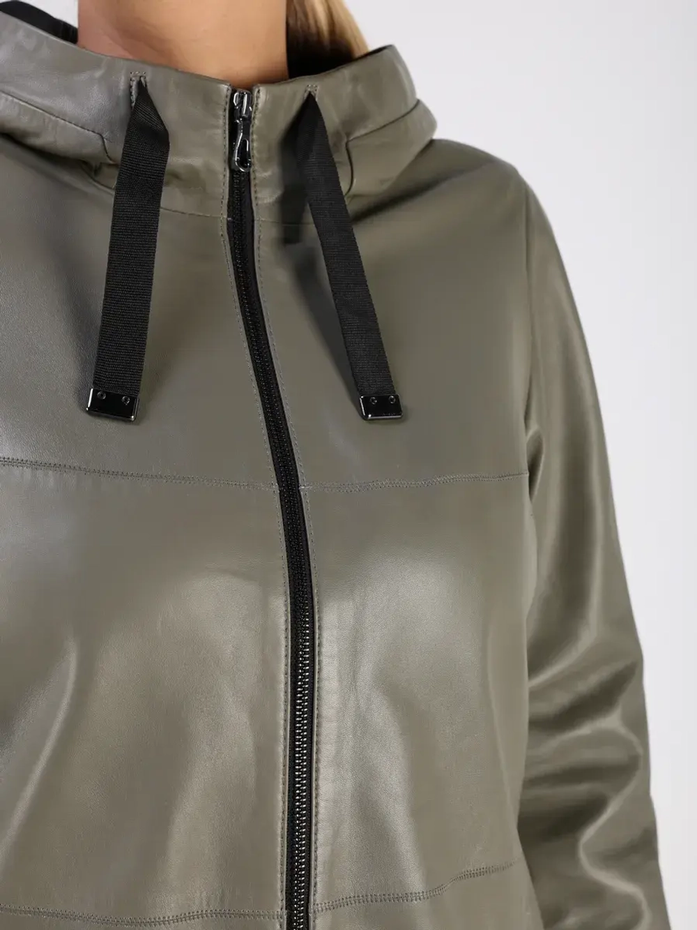 Кожаная куртка демисезонная с капюшоном