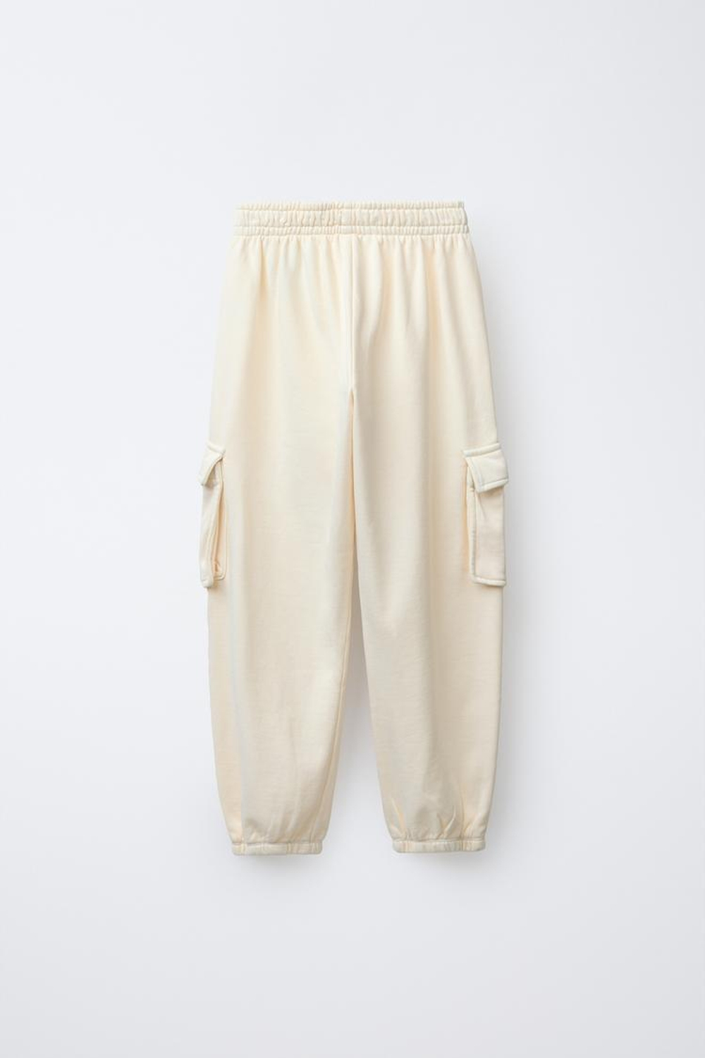 ZARA КОМПЛЕКТ ИЗ ТОЛСТОВКИ И БРЮК-ДЖОГГЕРОВ КАРГО С НАШИВКОЙ, ЭКРЮ