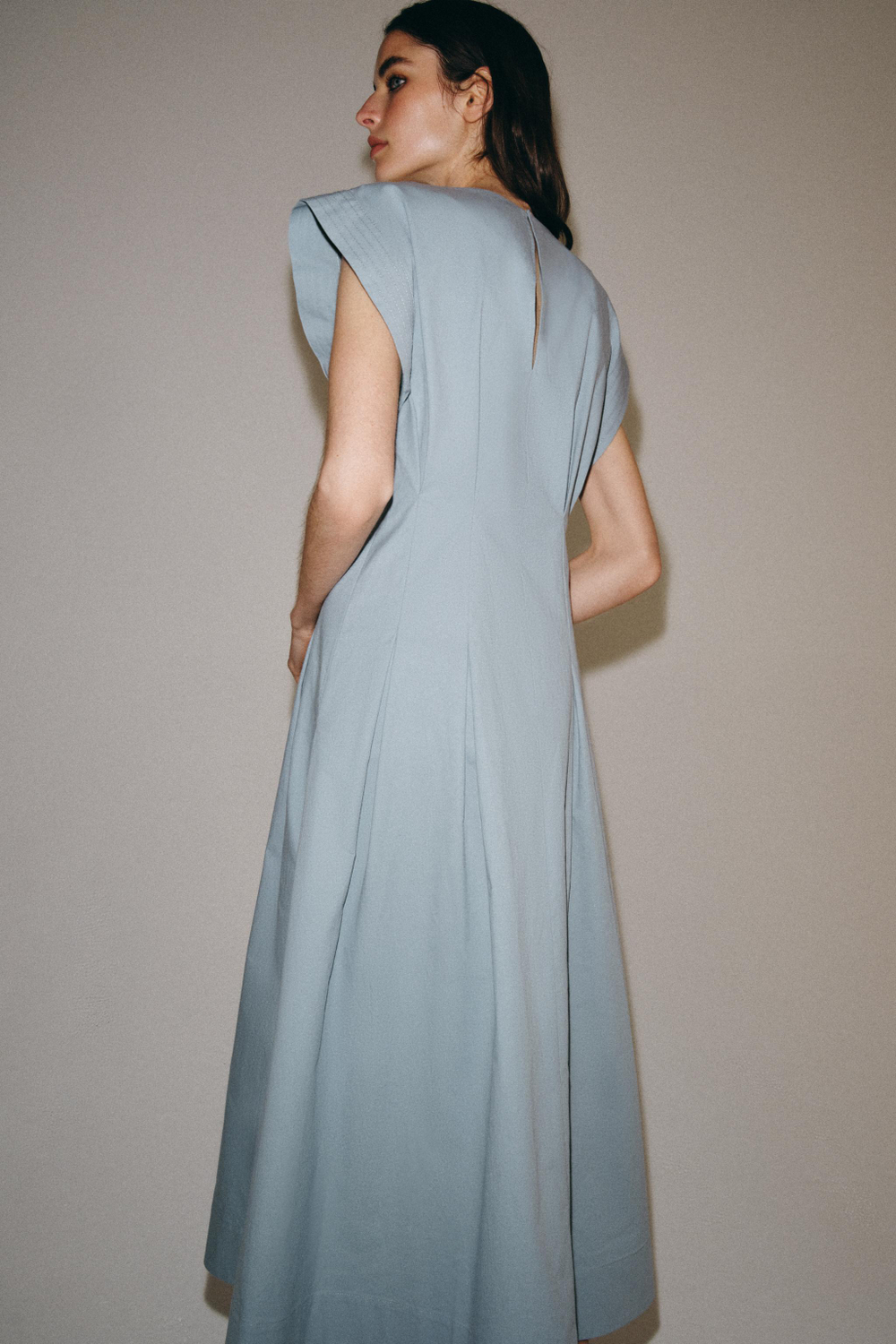 ZARA ПЛАТЬЕ ИЗ ПОПЛИНА СО СКЛАДКАМИ — ZW COLLECTION, СЕРО-СИНИЙ