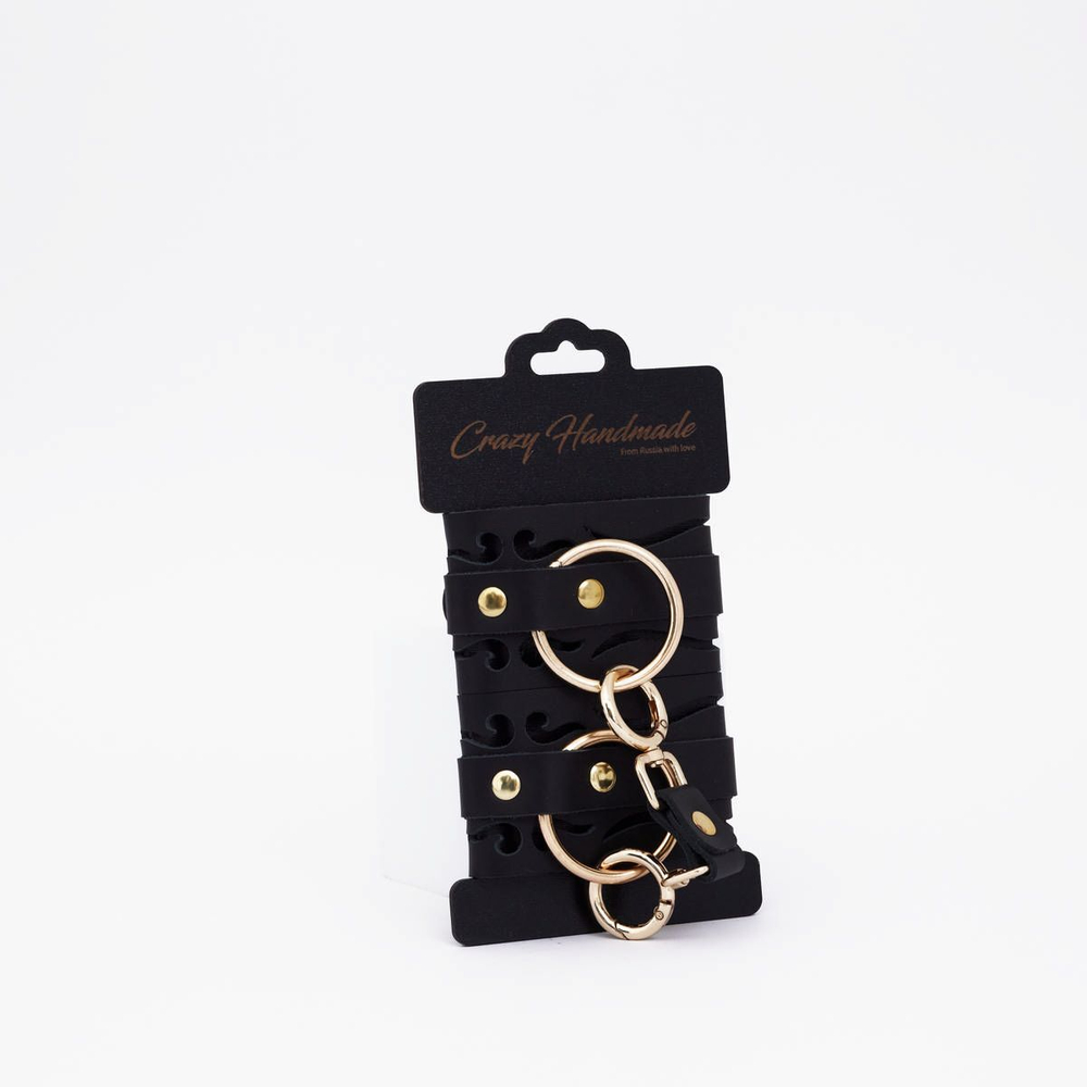 Черные кожаные оковы с золотистой фурнитурой